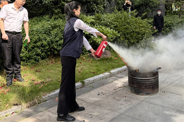 灭火器的正确使用方法是什么?