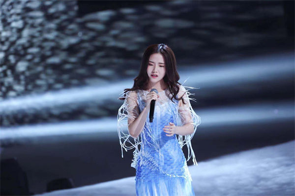 郭沁为什么坐在椅子上?
