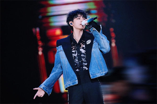 为什么王俊凯总摸裤裆?